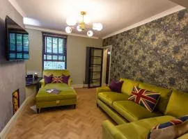 NEW Refurbished May 2025 Stylish Cottage Ashbourne Peak District Alton towers Derbyshire