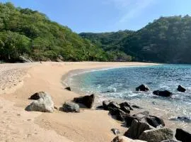 La casa de los árboles frente a la playa con alberca