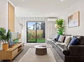 Tasteful Auckland 2 Bed 1 Bath