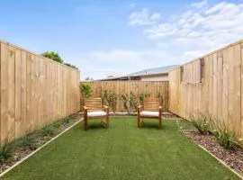 Modern and Bright Auckland 2 Bed