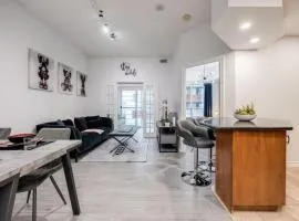 Modern 1BR and 1BA condo near Downtown with City Views