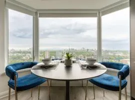 Chic 1BR plus Den Condo Near ROM and CN Tower