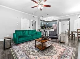 Modern 2BD 1BA Apt Pool Gym