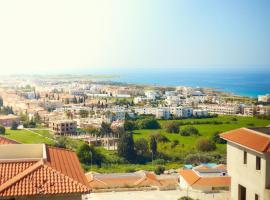 Townhouse Smile - Seaview Escape with Shared Pool, ξενοδοχείο στη Χλώρακα