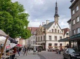 2BR 98m2 apartment in Old Town with View and Free Parking!