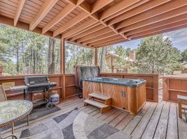 Condo with Hot Tub about 4 Miles to Ruidoso Winter Park!, hotel i Ruidoso