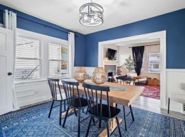 Spacious 4 Bedroom Sleeps 10 with Sauna and Hot Tub, hotel with hot tubs in Cuyahoga Falls