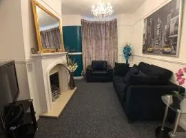 Whole Cosy House with Parking
