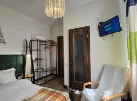 Захарова Оселя БАСЕЙН на території є Чан - Джакузі