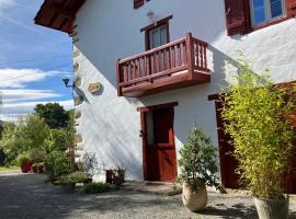 Ancienne maison basque au calme au pied de la Rhune, hotel in Sare