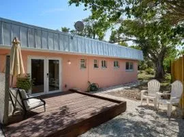 Cozy 1BR Bungalow Near Beach and Pet Friendly