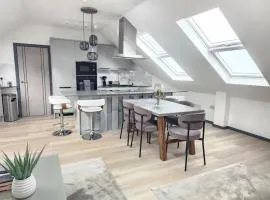 Luxury large 3-Bed Apartment with AC, Sleeps 8, Free Parking, Netflix, WiFi,120sqm size
