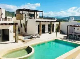 Spacious 4B Retreat, Walk to Beach, Rooftop Views