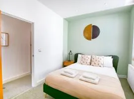 Modern 1-Bed Flat, City Views,10 Min to Station