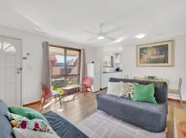 Tranquil 2-Bed Townhouse Close to Redcliffe Beach