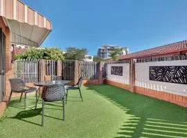 Tranquil 2-Bed Townhouse Close to Redcliffe Beach