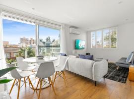Coastal 2-Bed Apartment Steps from Manly Beach, beach hotel in Sydney