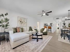 Luxe 2BR Condo Next to Pool Trails & Mountain, hotel v destinácii Phoenix