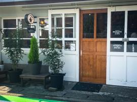 guesuthouse UMINOTO, hotel na praia em Karatsu