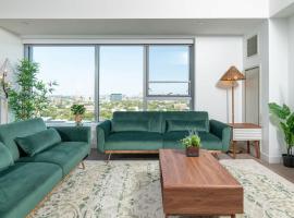 Central Square 3BR Condo with Downtown View Gym and Parking, hotel in Cambridge