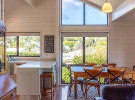 Matai Cottage in Oneroa with Sea Views, ξενοδοχείο σε Waiheke Island