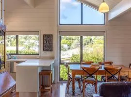 Matai Cottage in Oneroa with Sea Views