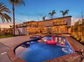 LUXURY VILLA - SLEEPS 24 - PRIVATE POOL & HOT TUB Beaches Legoland Views!