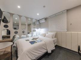 Hotel Yellow, hotel v destinaci Guri