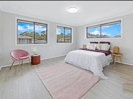 Center of Rouse Hill house with fully fenced back yard, ξενοδοχείο σε Riverstone