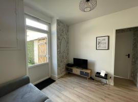 Charmant T2 avec cour extérieure, hotel in Atacames