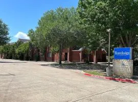 Travelodge by Wyndham Arlington/Dallas Area