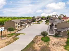 Eagle's Den Suites Carrizo Springs a Travelodge by Wyndham, chalet de monta&ntilde;a en Carrizo Springs