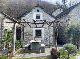 Rustico dans charmant hameau vue lac Verzasca, hotel v destinaci Gordola