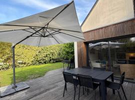 Charmante maison à 5min de la plage et du golf, Hotel in Saint-Briac-sur-Mer