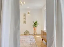 Bungalow - Kinderspielplatz - Garten mit Feuerstelle