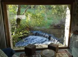 La chapelle moulin traversée par l'eau jacuzzi piscine classé 5 étoiles