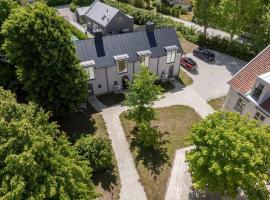 Nybyggd semesterlägenhet 50m från stranden i Ljugarn, hotel v destinaci Ljugarn