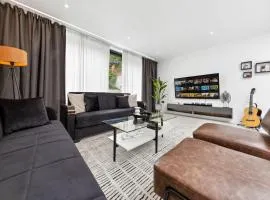 5BR Sleeps 11 Golf Course 2 min Free wifi & Parking