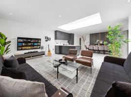 Spacious 5BR for Work Crews Parking & WiFi, hytte i Luton