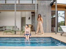 Dei Amami, hotel com piscina em Amami