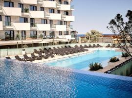 Sea Side Cottage in Infinity Pool Spa Resort, casa de campo em Mamaia