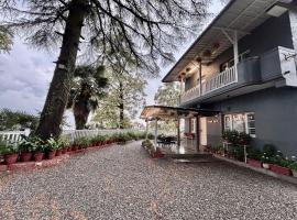 Writers Chalet, Mussoorie- Opposite Wynberg Allen, 5 mins to mall road, cabin nghỉ dưỡng ở Mussoorie