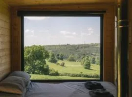 Romantic Off-Grid Cabin Views of Cotswolds