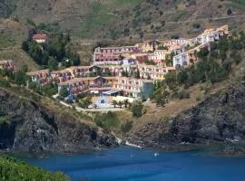 Apartment with balcony or terrace near sea