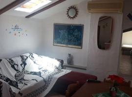 Santa Teresa mansarda parking centro，位于圣特雷莎加卢拉的酒店