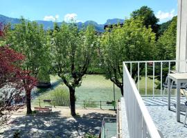 WOLKE, Apartment mit Balkon am Fluss, Zentrum, Parkplatz