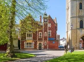 Cathedral Central & Unique Iconic Townhouse