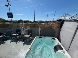 Sunnymede A5 with hot tub- Fantasy Island - pet friendly, WiFi, central heating - Meadow Lakes Caravan & Lodge Hire