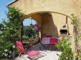 Holiday cottage with private terrace, Bellegarde, hotel di Bellegarde