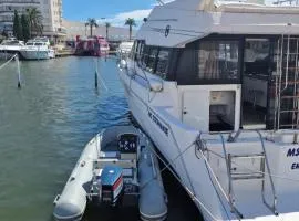 43 ft motoryacht à Empuriabrava à quai avec possibilité de sorties en mer avec skipper prévoir dans ce cas un supplément pour le gasoil de 60 euros de l'heure